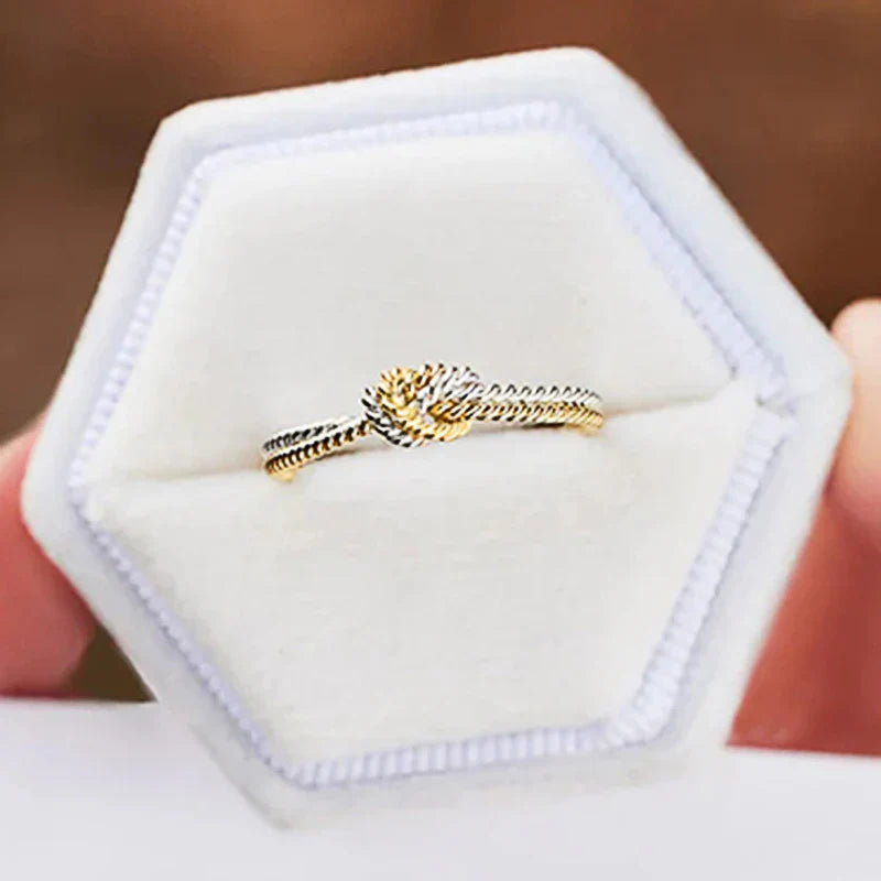 Elegante ring met knoop