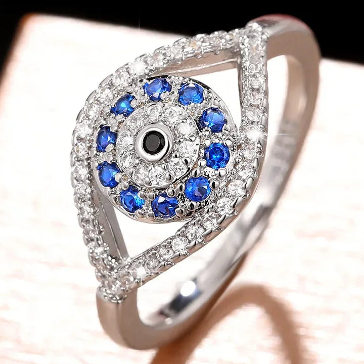 Ring in de vorm van een oog bezet met kristallen en blauw oog