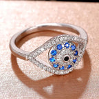 Ring in de vorm van een oog bezet met kristallen en blauw oog