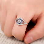 Ring in de vorm van een oog bezet met kristallen en blauw oog