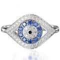 Ring in de vorm van een oog bezet met kristallen en blauw oog