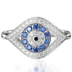 Ring in de vorm van een oog bezet met kristallen en blauw oog