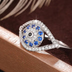 Ring in de vorm van een oog bezet met kristallen en blauw oog