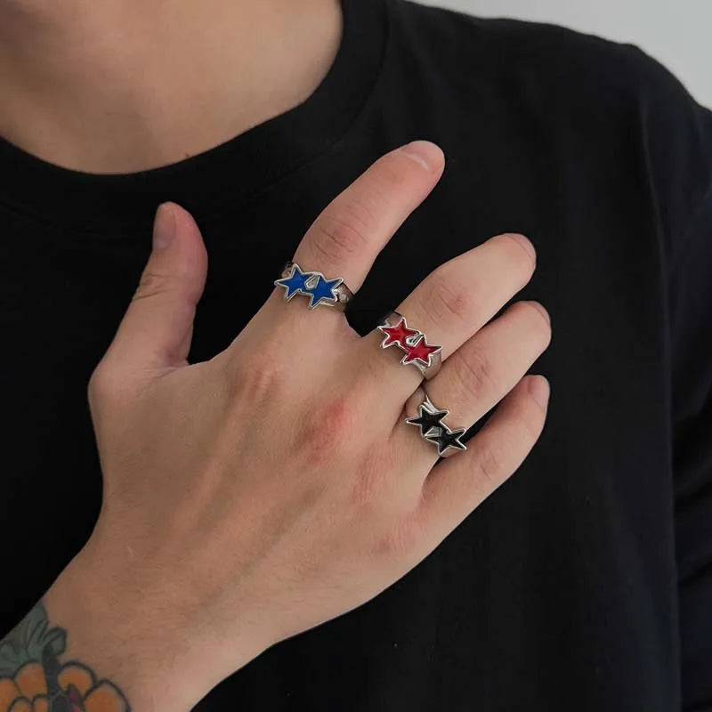 Open ring met dubbele sterren in retro streetwearstijl zwart