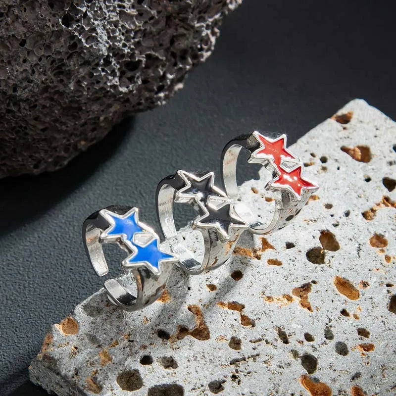 Open ring met dubbele sterren in retro streetwearstijl rood