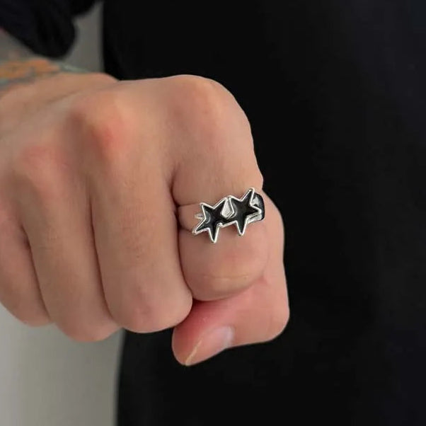 Open ring met dubbele sterren in retro streetwearstijl zwart