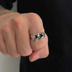 Open ring met dubbele sterren in retro streetwearstijl zwart