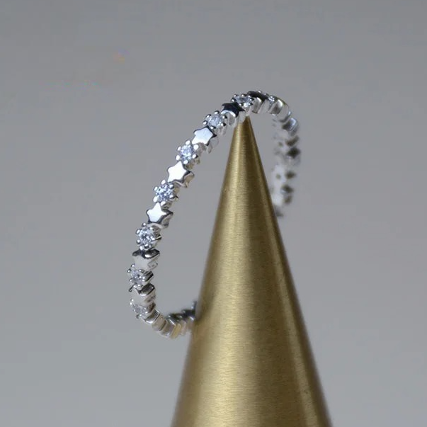 Fijne ring met sterren en fonkelende strass