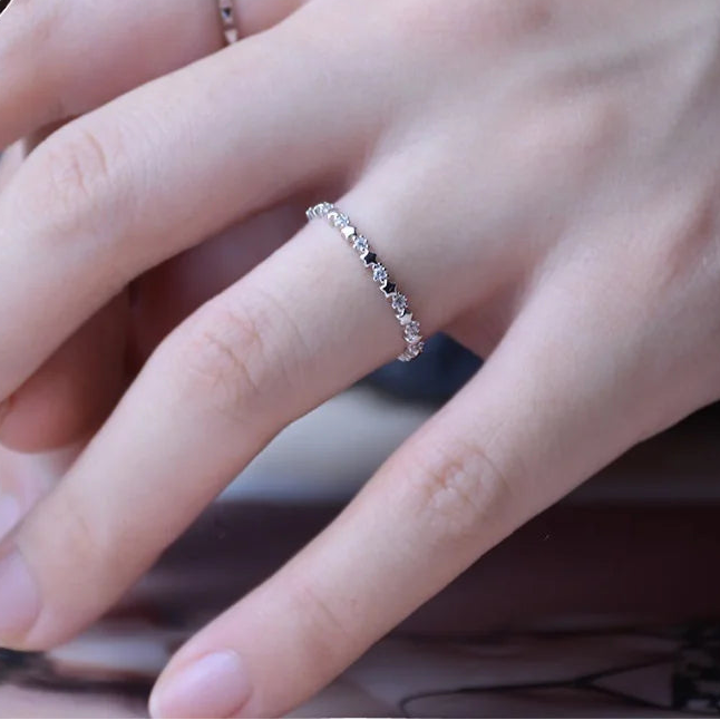 Fijne ring met sterren en fonkelende strass