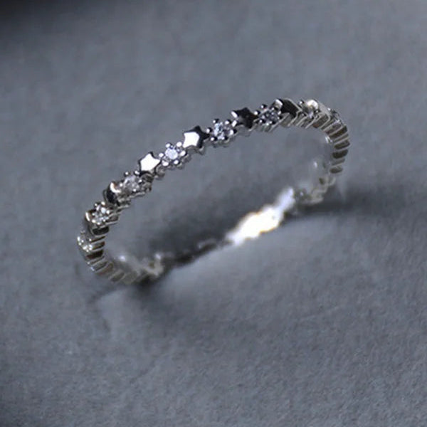 Fijne ring met sterren en fonkelende strass