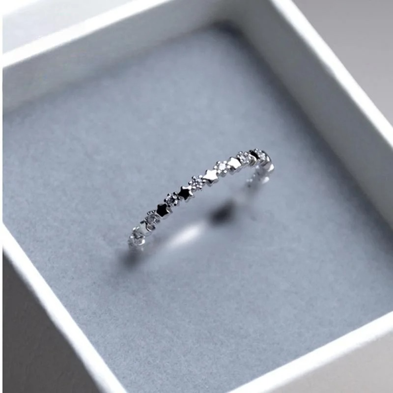Fijne ring met sterren en fonkelende strass