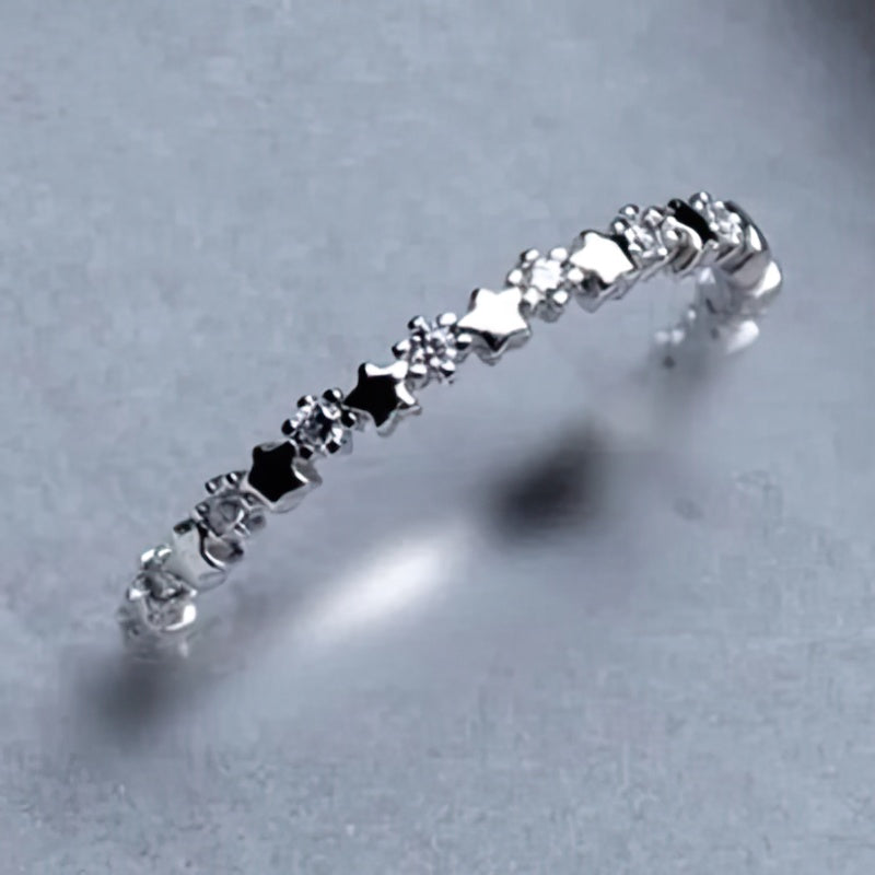 Fijne ring met sterren en fonkelende strassteentjes 