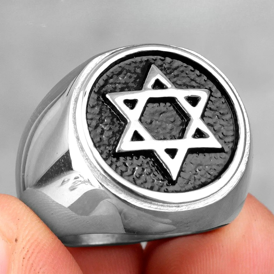 Gegraveerde ring met de <span data-glossary-id="etoile-de-david">Davidster</span>, joods symbool, zilver