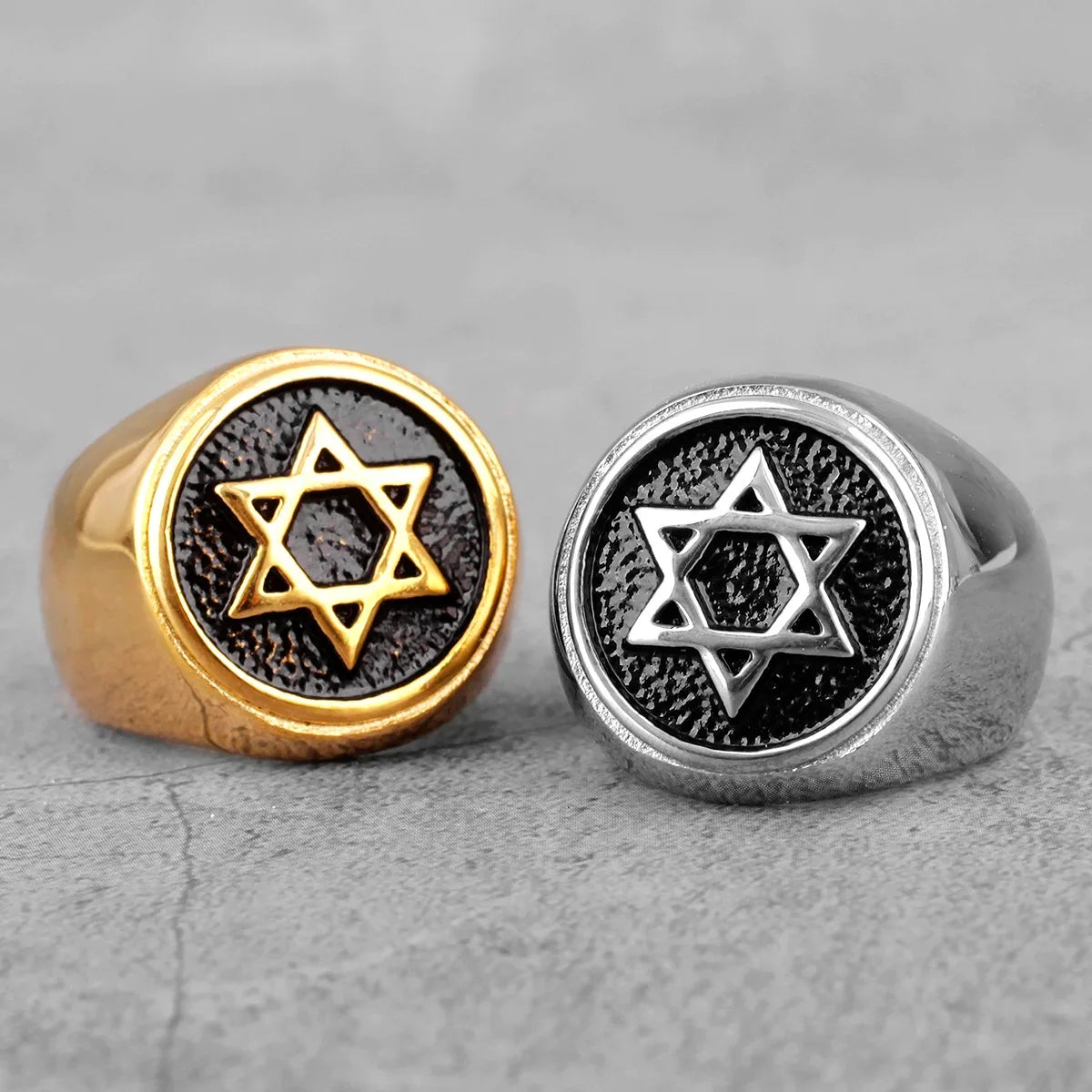 Gegraveerde ring met de <span data-glossary-id="etoile-de-david">Davidster</span>, joods symbool, zilver
