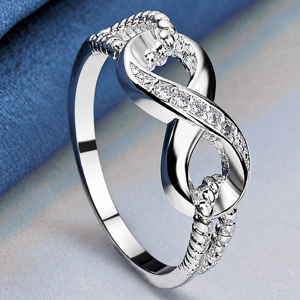 Majestueuze oneindigheidsring bezet met kristal