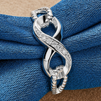 Majestueuze oneindigheidsring bezet met kristal