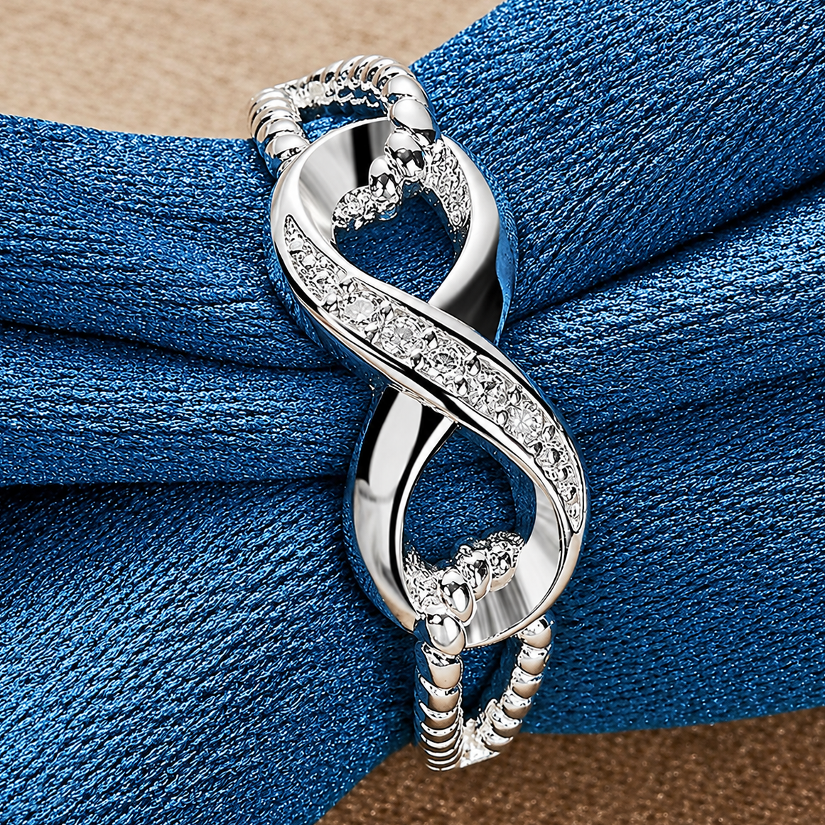 Majestueuze oneindigheidsring bezet met kristal