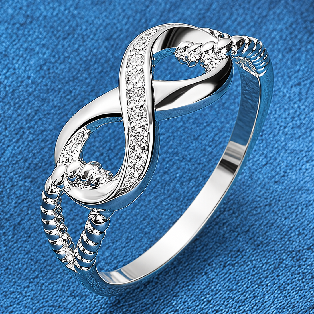 Majestueuze oneindigheidsring bezet met kristal