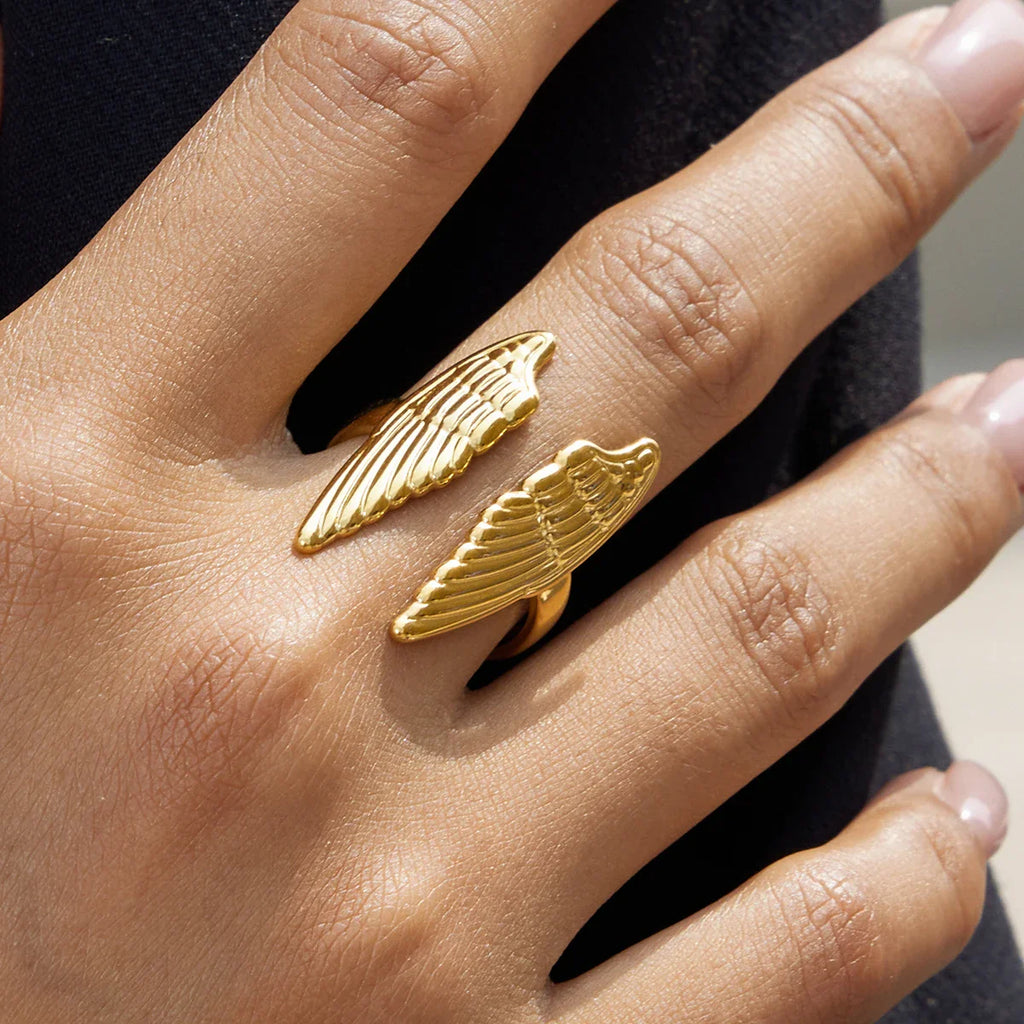 Brede ring met engelenvleugels