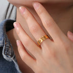 Brede ring met Joodse Hebreeuwse gravure in goud