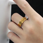 Brede ring met Joodse Hebreeuwse letters in goud
