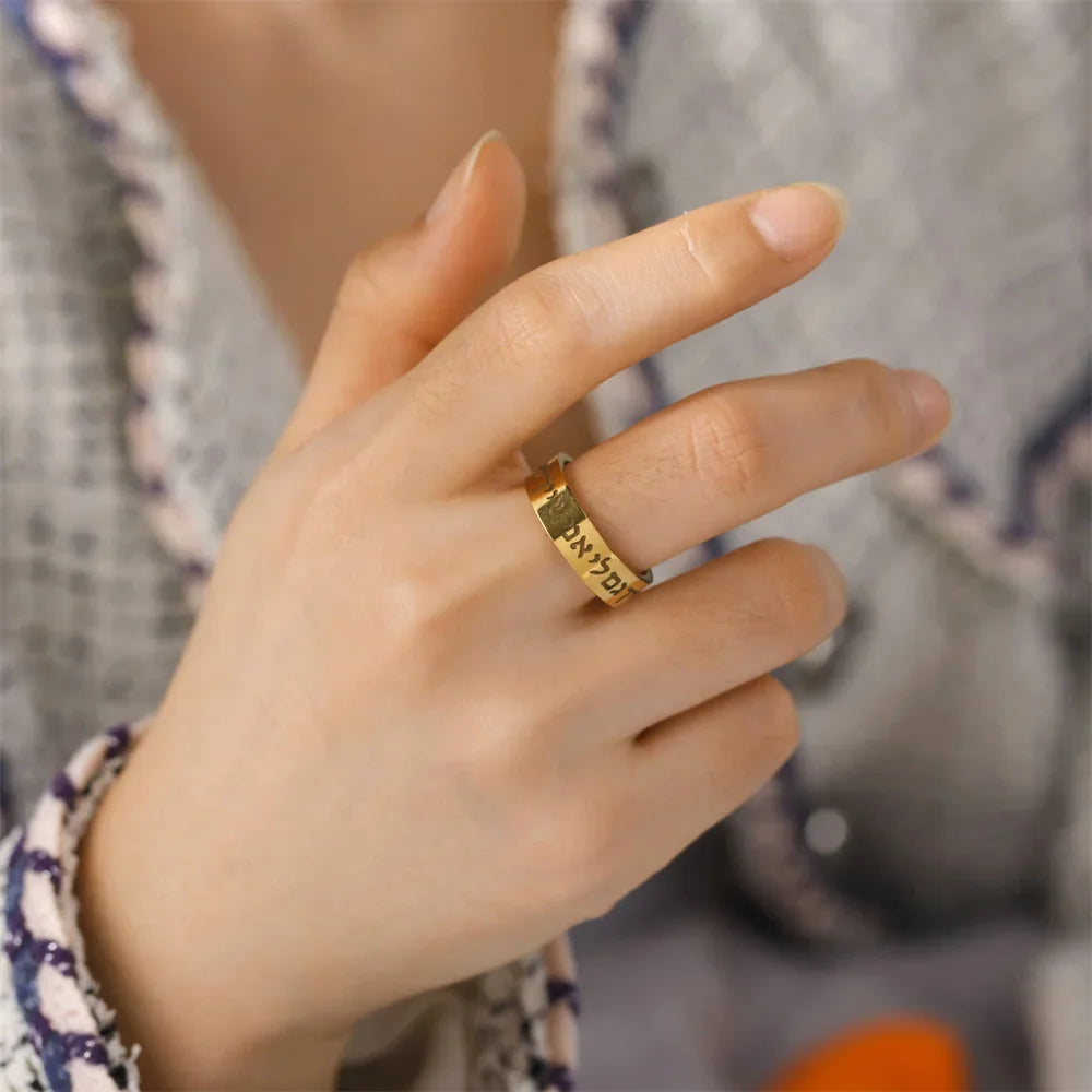 Brede ring met Joodse Hebreeuwse letters in goud