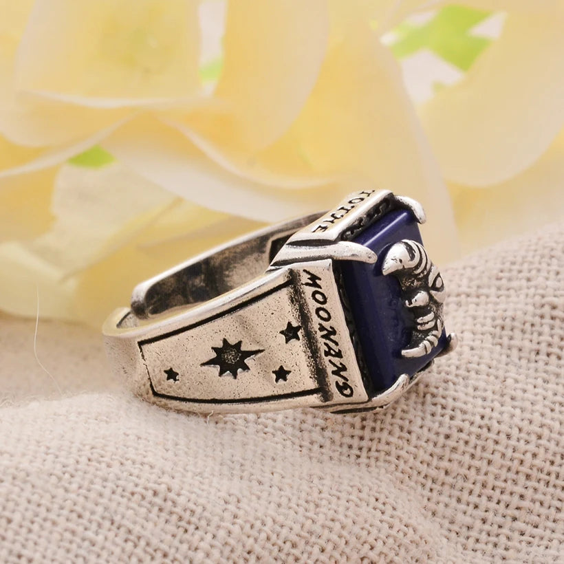 Brede gesculpteerde ring met halve maan in mystieke stijl