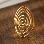 Brede ring in getextureerde spiraalvorm goud
