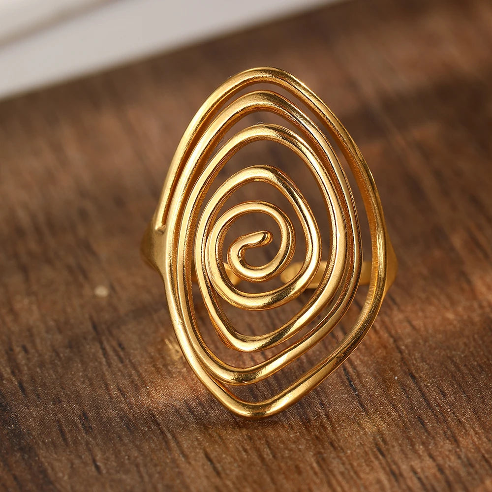 Brede ring in getextureerde spiraalvorm goud