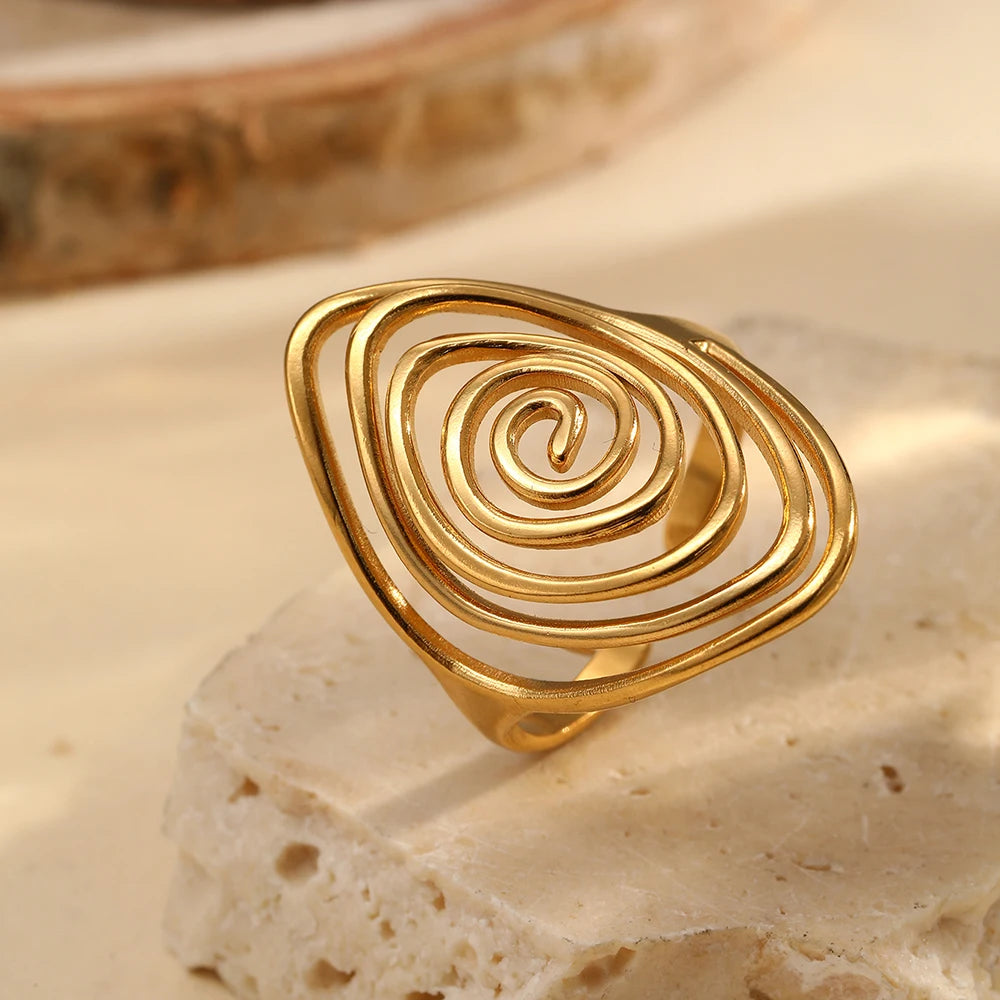 Brede ring in getextureerde spiraalvorm goud