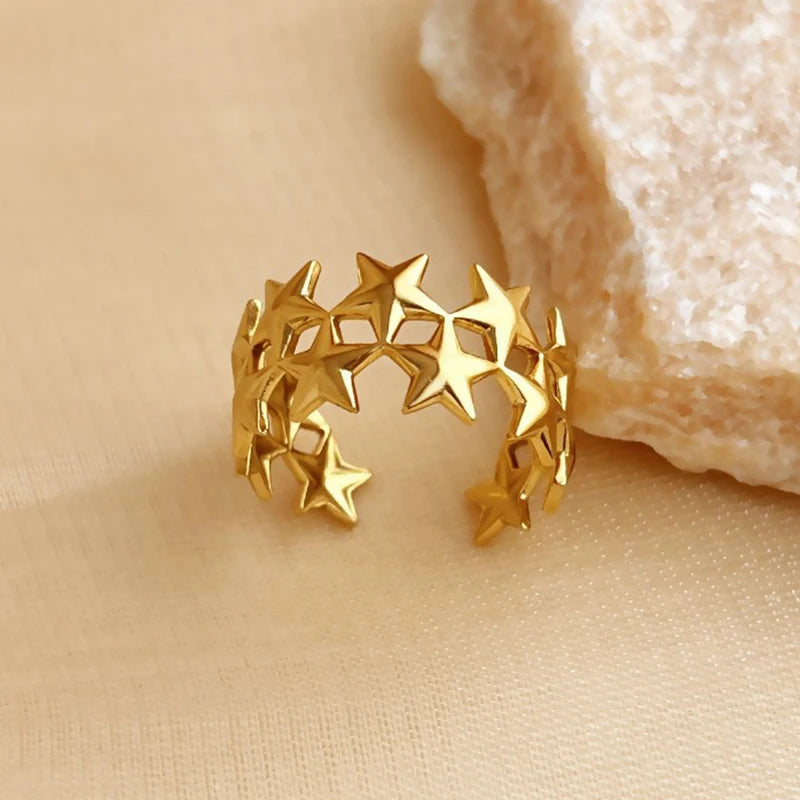 Brede ring met meerdere sterren goud