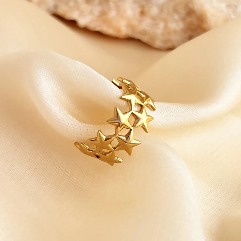 Brede ring met meerdere sterren goud