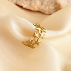 Brede ring met meerdere sterren goud