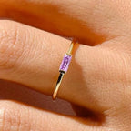 Minimalistische ring met rechthoekige geboortesteen voor vrouwen