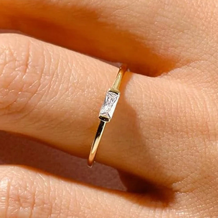 Minimalistische ring met rechthoekige geboortesteen voor vrouwen