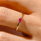 Minimalistische ring met rechthoekige geboortesteen voor vrouwen