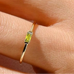 Minimalistische ring met rechthoekige geboortesteen voor vrouwen