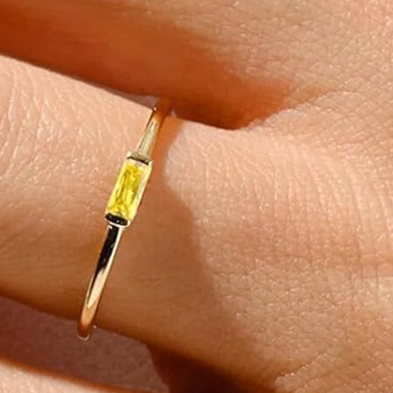 Minimalistische ring met rechthoekige geboortesteen voor vrouwen