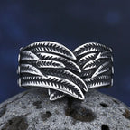 Ring met verweerd veermotief