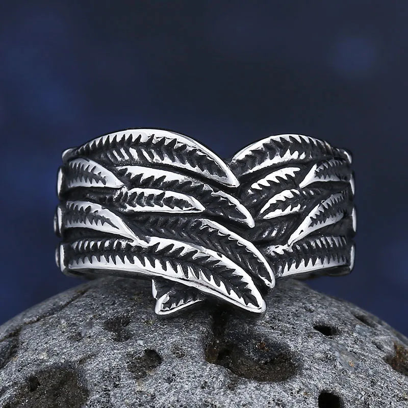 Ring met verweerd veermotief