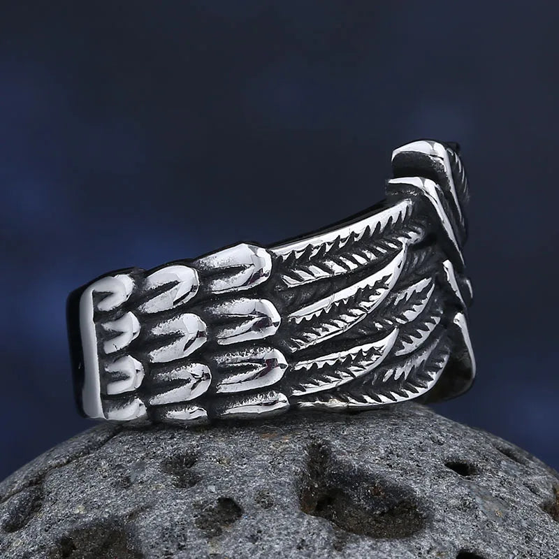 Ring met verweerd veermotief