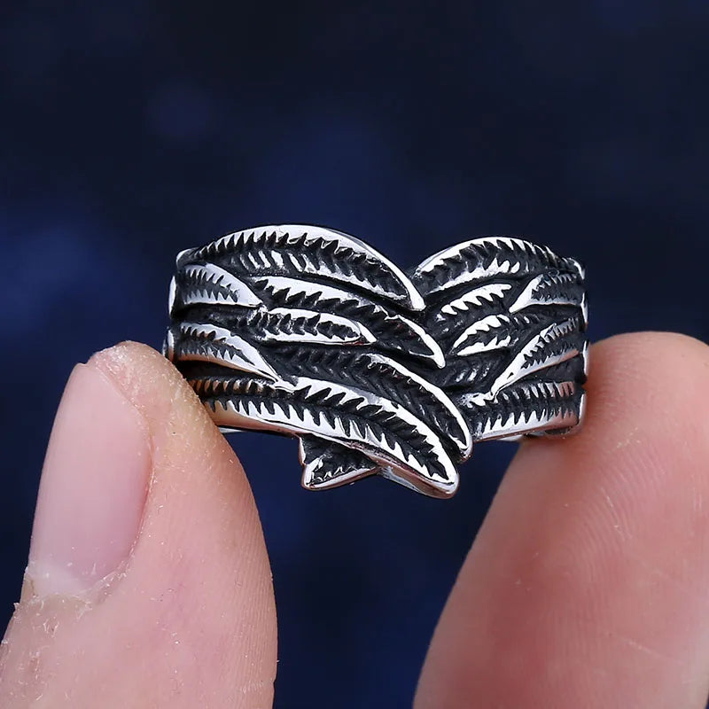 Ring met verweerd veermotief