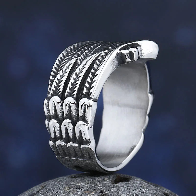 Ring met verweerd veermotief