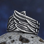 Ring met verweerd veermotief