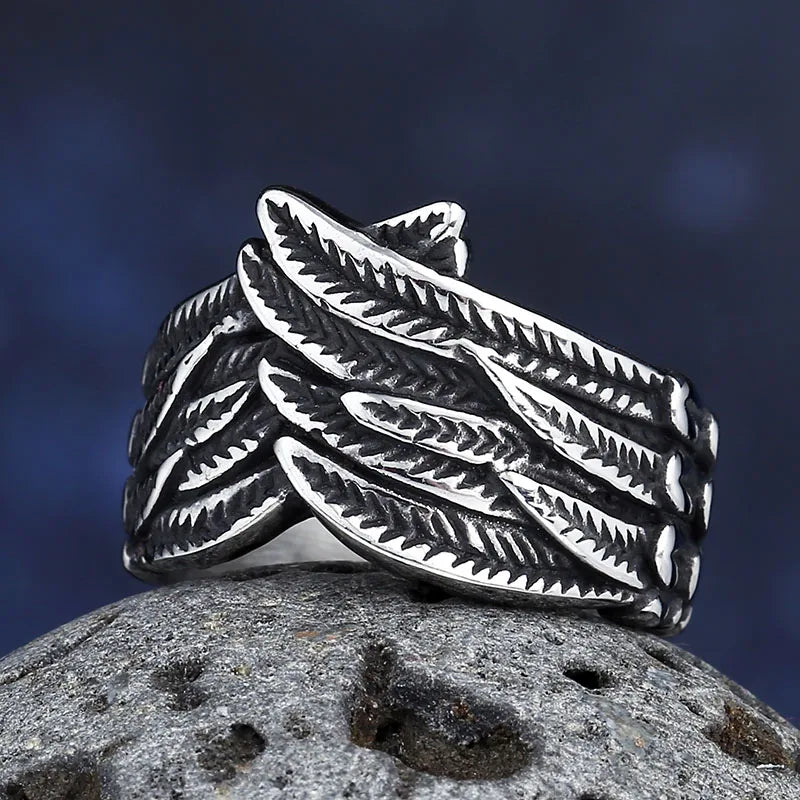 Ring met verweerd veermotief