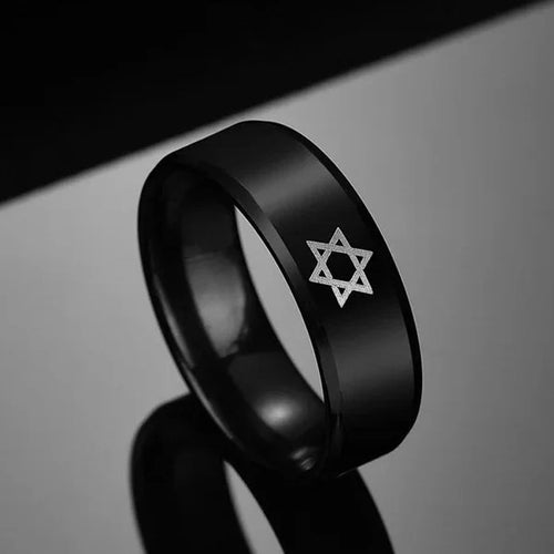 Zwarte ring met de <span data-glossary-id="star-of-david">Davidster</span>, joods symbool