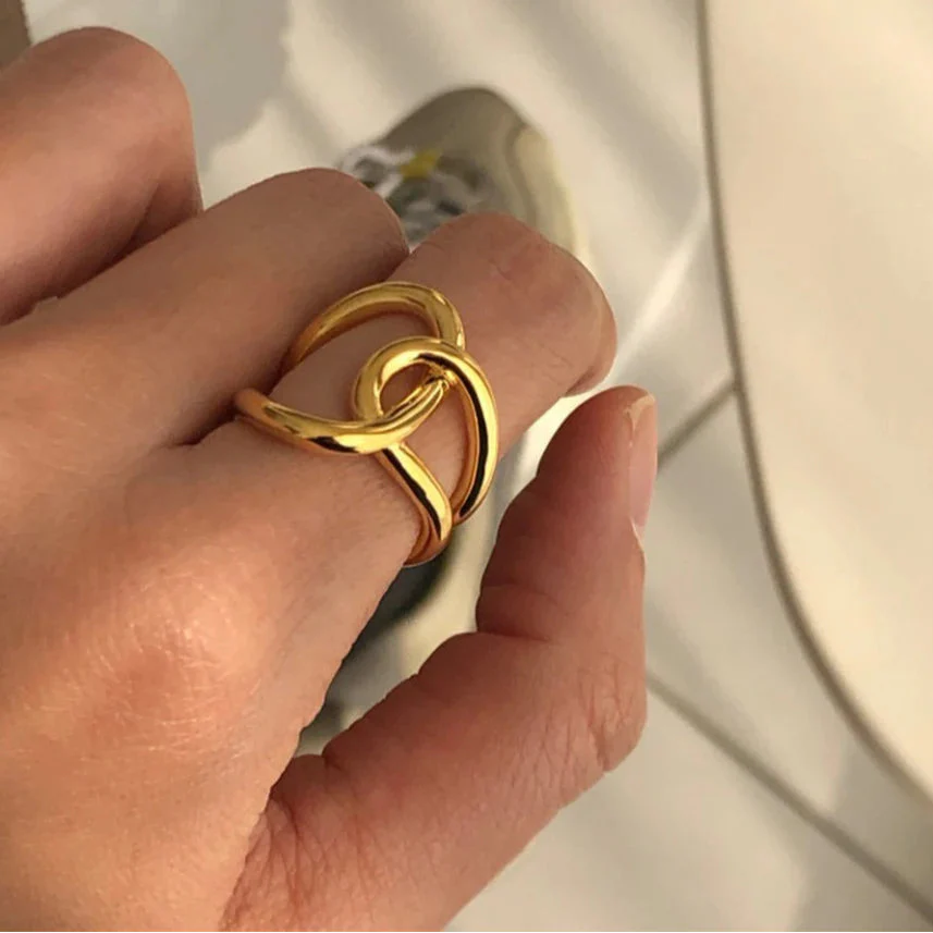 Originele ring met knoop in goud