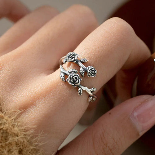 Ring versierd met ineengestrengelde rozen antiekzilver
