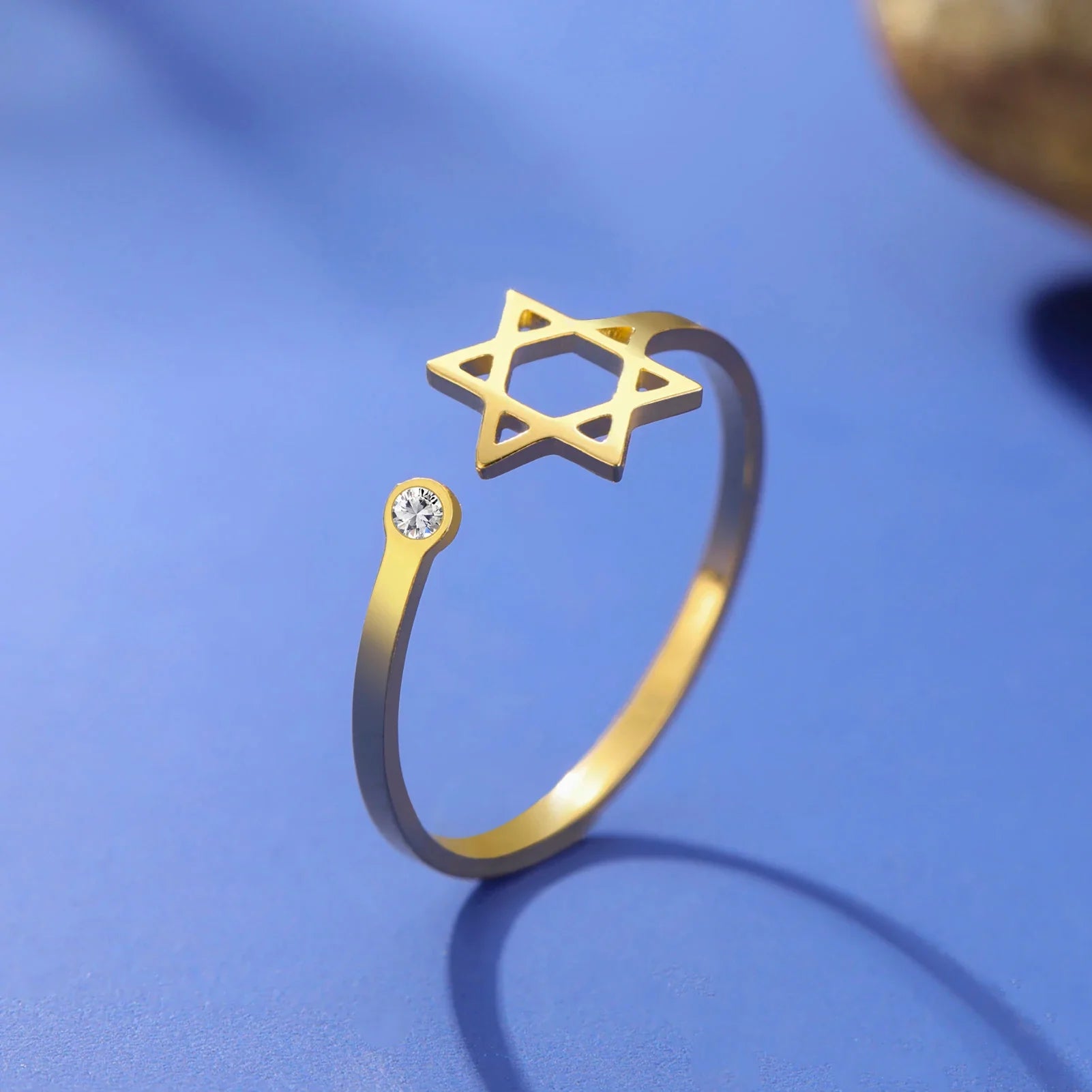 Open ring met de symbolische Joodse <span data-glossary-id="star-of-david">Davidster</span> in goud