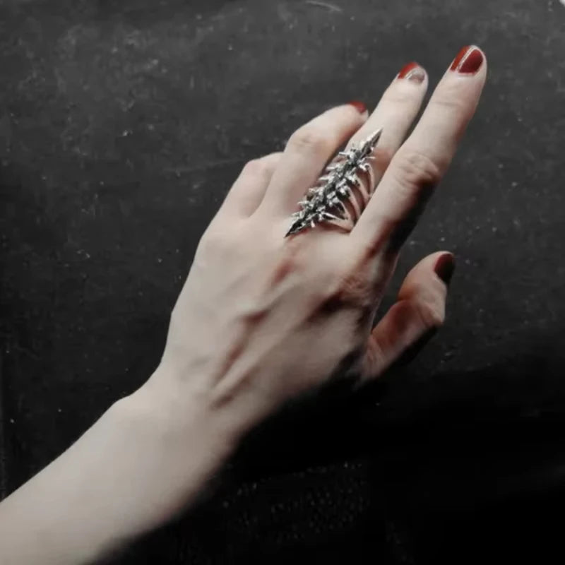 Gotik tarzda omurga ve kafatası açık yüzük